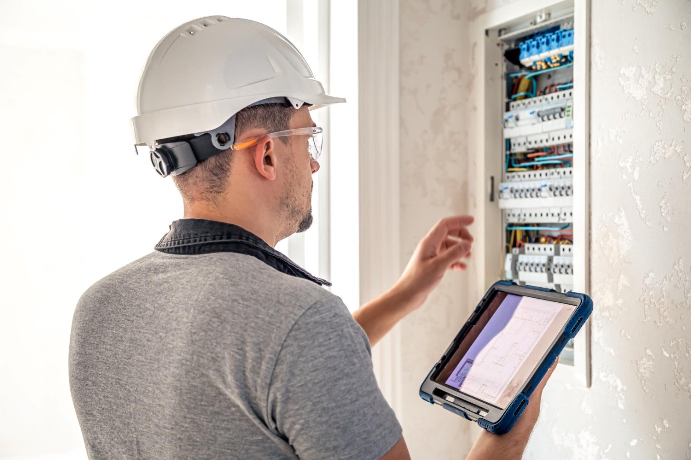 Benefits of Hiring a Local Electrical Contractor in St Louis MO